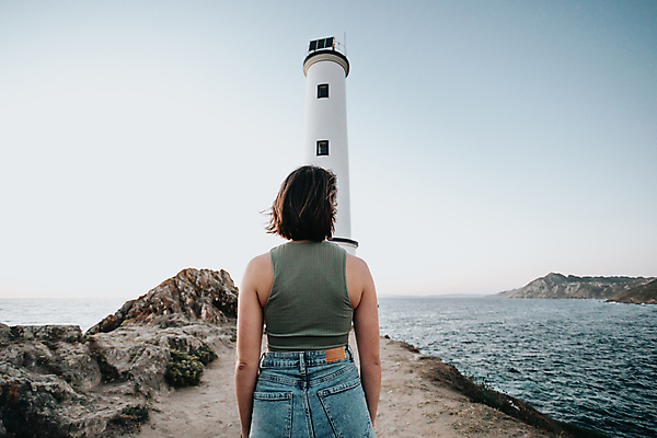 포토 JPG 해외이미지 주간 여자 바다 여행 휴식 등대 한명 서기 상반신 성인 야외 뒷모습 혼자 성인여자한명만 해외포토 자연요소 1 뷰포인트 컨셉 모션 사람 여자한명만 성인여자만 파일형식 이미지허브