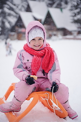 포토 JPG 해외이미지 라이프스타일 공원 여자 행복 어린이 음식 스포츠 겨울 가족 놀이 휴가 산 사람 야외 쿠키 기쁨 추위 승차 먹기 언덕 서리 썰매 썰매타기 해외포토 계절 공공시설 감정 관계 모션 디저트 생활 전통놀이 파일형식 이미지허브
