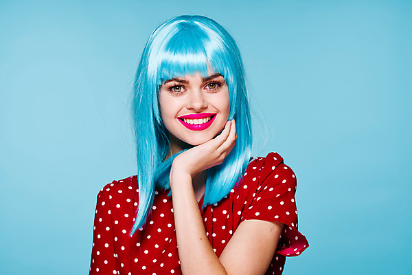 포토 JPG 해외이미지 여자 하늘색 한명 미소 상반신 성인 앞모습 턱괴기 가발 성인여자한명만 힙스터 해외포토 1 패션 뷰포인트 모션 표정 사람 파란색 여자한명만 성인여자만 파일형식 이미지허브