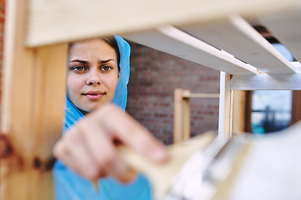 포토 JPG 해외이미지 여자 한명 들기 상반신 성인 목재 앞모습 페인트칠 집중 바르기 페인트붓 목공예 목재가구 셀프 성인여자한명만 셀프인테리어 해외포토 나무 1 뷰포인트 가구 컨셉 재료 모션 페인팅 사람 인테리어 붓 공예 여자한명만 성인여자만 파일형식 이미지허브