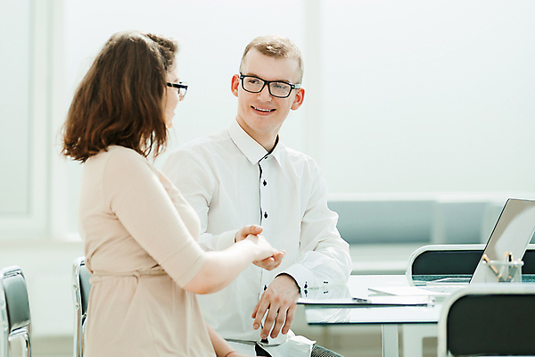 포토 JPG 해외이미지 직업 손 여자 컨셉 비즈니스 사업가 창문 탁자 성공 협력 악수 직장 함께함 실내 사람 앉기 성인 두명 노트북 빛 사무실 거래 인사 비즈니스맨 비즈니스우먼 고객 책상 계약 면접 문서 긍정 환영 청사진 경영 고용 조언 해외포토 남자 가구 회사 모션 손짓 내부 신체부위 전자제품 구직 예절 직장인 채용 파일형식 이미지허브