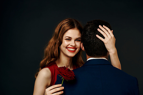 포토 JPG 해외이미지 백인 커플 여자 남자 포옹 들기 상반신 성인 두명 장미 낭만 우아함 성인만 해외포토 서양인 꽃 컨셉 관계 안기 모션 사람 파일형식 이미지허브