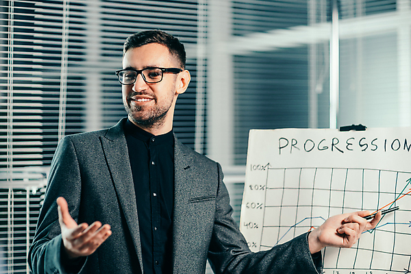 포토 JPG 해외이미지 남자 그래프 실내 설명 한명 손짓 상반신 성인 앞모습 비즈니스맨 강의 강당 세미나 성인남자한명만 안경낌 해외포토 1 안경 뷰포인트 비즈니스 모션 사람 내부 직장인 남자한명만 성인남자만 파일형식 이미지허브