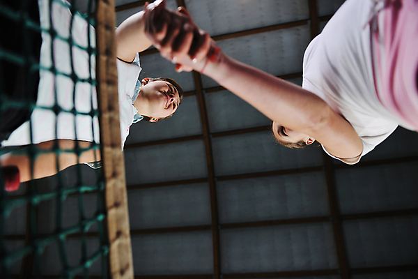 포토 JPG 해외이미지 여자 로우앵글 악수 실내 서기 미소 상반신 성인 두명 앞모습 옆모습 아웃포커스 마주보기 네트 테니스복 성인여자만 해외포토 스포츠 뷰포인트 모션 촬영기법 표정 사람 손짓 내부 운동복 테니스 여자만 성인만 파일형식 이미지허브