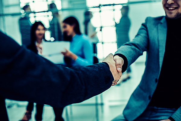 포토 JPG 해외이미지 직업 남자 비즈니스 사업가 통신 성공 회의 협력 노동자 악수 함께함 실내 관리 사람 성인 세명 금융 사무실 자료 방 만남 인사 블라인드 비즈니스맨 자신감 그룹 토론 동료 직원 계약 문서 환영 투자자 콜라보레이션 해외포토 감정 컨셉 관계 손짓 내부 경제 예절 커튼 직장인 투자 파일형식 이미지허브