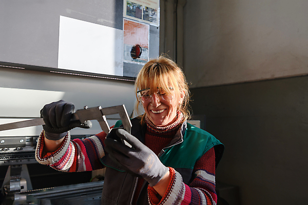 포토 JPG 해외이미지 여자 산업 공장 실내 한명 들기 상반신 성인 앞모습 기계 장비 기구 공구 보안경 성인여자한명만 해외포토 1 뷰포인트 공업 모션 사람 내부 도구 안전장비 여자한명만 성인여자만 파일형식 이미지허브