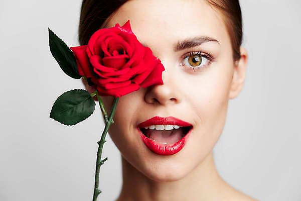 포토 JPG 해외이미지 백인 여자 포즈 입벌림 한명 상반신 성인 앞모습 화장 뷰티 장미 눈가림 성인여자한명만 해외포토 서양인 1 꽃 뷰포인트 표정 사람 가림 여자한명만 성인여자만 파일형식 이미지허브