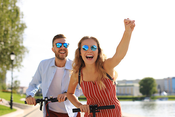 포토 JPG 해외이미지 커플 여자 남자 여행 웃음 상반신 성인 야외 두명 선글라스 손들기 외침 주먹 성인만 전동퀵보드 해외포토 안경 육상교통 관계 모션 표정 사람 소리 퀵보드 파일형식 이미지허브