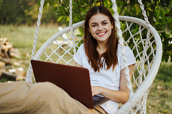 포토 JPG 해외이미지 주간 여자 여유 휴가 휴식 한명 앉기 상반신 성인 야외 앞모습 노트북 타이핑 해먹 흔들의자 성인여자한명만 해외포토 자연요소 1 감정 뷰포인트 컨셉 의자 모션 사람 전자제품 침대 여자한명만 성인여자만 파일형식 이미지허브