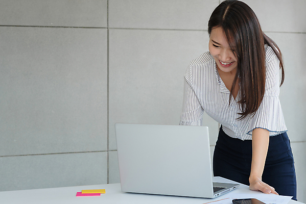 포토 JPG 해외이미지 직업 라이프스타일 여자 컨셉 인터넷 회사 비즈니스 통신 회의 직장 한명 미소 사람 노트북 컴퓨터 사무실 알약 디지털 스크린 공책 업무 비즈니스맨 네트워크 어플리케이션 계획 연결 토론 종업원 무선전화기 스마트 동료 멀리 온라인 동영상 마케팅 프리랜서 해외포토 1 남자 관계 문구용품 표정 생활 전자제품 약 작업 직장인 전화기 파일형식 이미지허브