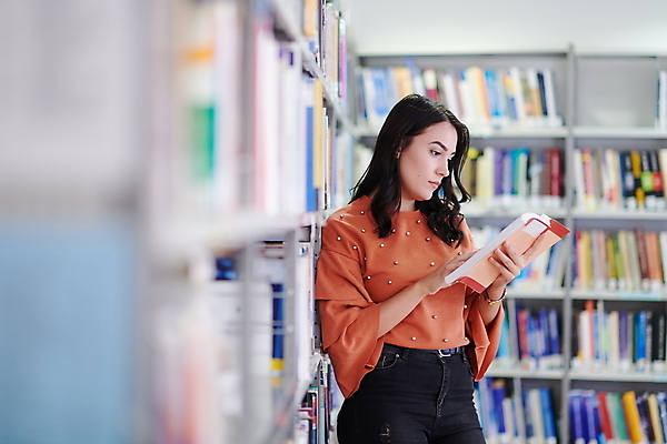 포토 JPG 해외이미지 여자 학교 청소년 책장 한명 들기 상반신 옆모습 책 독서 도서관 집중 십대여자한명만 해외포토 1 교육 뷰포인트 가구 컨셉 모션 사람 여자한명만 십대여자만 파일형식 이미지허브