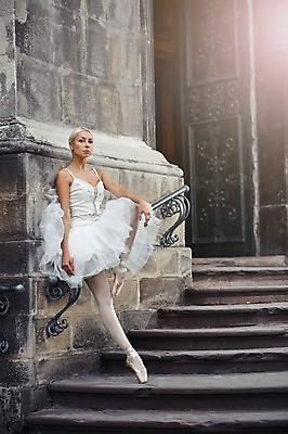 포토 JPG 해외이미지 전신 여자 예술 한명 성인 옆모습 계단 기댐 우아함 유연 발레리나 역동적 발레복 발레동작 다리들기 단아함 성인여자한명만 해외포토 1 옷 뷰포인트 포즈 컨셉 모션 사람 발레 여자한명만 성인여자만 파일형식 이미지허브