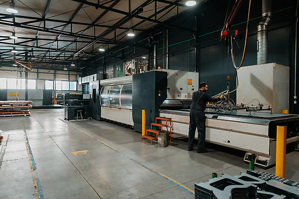 포토 JPG 해외이미지 전신 남자 산업 공장 실내 한명 서기 성인 뒷모습 기계 기술자 엔지니어 성인남자한명만 해외포토 직업 1 뷰포인트 공업 모션 사람 내부 남자한명만 성인남자만 파일형식 이미지허브