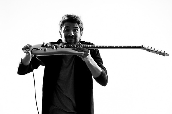 포토 JPG 해외이미지 남자 흑백 한명 들기 상반신 성인 앞모습 선글라스 기타 기타리스트 로큰롤 락스타 성인남자한명만 해외포토 1 안경 음악 뷰포인트 모션 현악기 촬영기법 사람 연주자 남자한명만 성인남자만 파일형식 이미지허브