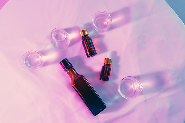 포토 JPG 해외이미지 실내 사람없음 하이앵글 화장품 비커 삼각플라스크 공병 앰플 에스테틱 분홍색배경 해외포토 뷰포인트 분홍색 백그라운드 실험기구 내부 뷰티 플라스크 병_담는 파일형식 이미지허브