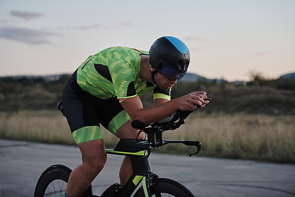 포토 JPG 해외이미지 주간 응시 남자 한명 상반신 성인 야외 옆모습 아웃포커스 자전거 승차 사이클선수 사이클링 라이딩 성인남자한명만 해외포토 자연요소 1 시선 뷰포인트 모션 운동선수 촬영기법 사람 바이크 육상스포츠 남자한명만 성인남자만 파일형식 이미지허브