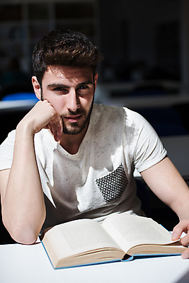 포토 JPG 해외이미지 남자 대학생 실내 한명 상반신 성인 앞모습 책 독서 어둠 턱괴기 집중 성인남자한명만 해외포토 1 학생 뷰포인트 컨셉 모션 사람 내부 남자한명만 성인남자만 파일형식 이미지허브