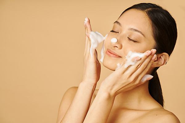 포토 JPG 해외이미지 모델 여자 관리 한명 동양인 상반신 성인 뷰티 손들기 눈감음 화장품 피부관리 비누거품 성인여자한명만 갈색배경 해외포토 1 백그라운드 모션 사람 인종 갈색 거품 여자한명만 성인여자만 파일형식 이미지허브