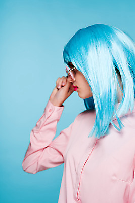 포토 JPG 해외이미지 여자 하늘색 한명 상반신 성인 옆모습 선글라스 가발 성인여자한명만 힙스터 해외포토 1 패션 안경 뷰포인트 사람 파란색 여자한명만 성인여자만 파일형식 이미지허브