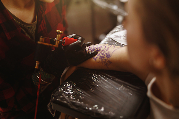 포토 JPG 해외이미지 디자인 여자 의자 실내 미술 들기 앉기 상반신 성인 두명 앞모습 옆모습 잡기 그리기 소프트포커스 문신 고객 팔 타투이스트 성인여자만 해외포토 직업 뷰포인트 가구 모션 문화예술 촬영기법 사람 내부 신체부위 여자만 성인만 파일형식 이미지허브