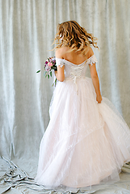 포토 JPG 해외이미지 백인 긴머리 드레스 여자 행복 유럽 꽃다발 결혼 실내 한명 사람 앉기 금발 흰색 닫기 만족 약혼 해외포토 서양인 1 헤어스타일 옷 꽃 감정 나라 컬러 모션 이벤트 내부 약속 파일형식 이미지허브