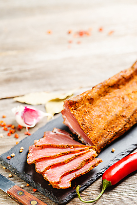 포토 JPG 해외이미지 전통 접시 음식 조각 백그라운드 고추 파프리카 건조 마늘 육류 돼지고기 요리 사람없음 목재 빨간색 이탈리아 시골 상품 가루 자르기 향신료 준비 햄 슬라이스 훈제 석판 치유 핸드메이드 해외포토 레이스천 나무 식기 유럽 컬러 채소 식재료 재료 모션 직물 향미료 파일형식 이미지허브