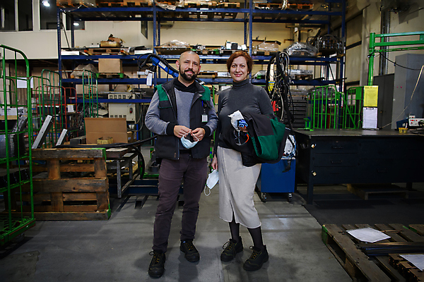 포토 JPG 해외이미지 전신 여자 남자 산업 공장 실내 마스크 들기 안전 성인 두명 앞모습 엔지니어 성인만 해외포토 뷰포인트 공업 모션 사람 내부 기술자 파일형식 이미지허브