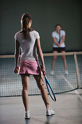 포토 JPG 해외이미지 전신 여자 실내 서기 들기 성인 두명 앞모습 뒷모습 아웃포커스 마주보기 테니스라켓 네트 테니스공 테니스복 성인여자만 해외포토 스포츠 뷰포인트 공 모션 촬영기법 사람 내부 운동복 테니스 라켓 테니스용품 여자만 성인만 파일형식 이미지허브