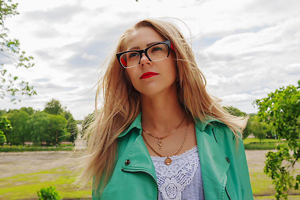 포토 JPG 해외이미지 백인 모델 학생 라이프스타일 여자 행복 안경 얼굴 자연 아침 한명 사람 야외 빨간색 금발 햇빛 뷰티 유행 귀여움 수확 흰색 도시 뜨거움 우아함 닫기 피부 내추럴 스타일 힙스터 해외포토 주간 서양인 1 헤어스타일 잡화 패션 감정 컬러 컨셉 농업 모션 생활 신체부위 태양 생태계 파일형식 이미지허브