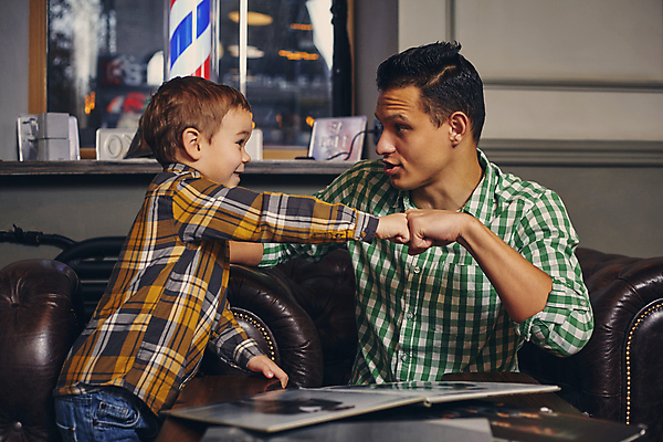 포토 JPG 해외이미지 백인 남자 아들 어린이 함께함 실내 웃음 소년 상반신 성인 두명 앞모습 옆모습 마주보기 아빠 즐거움 남자만 주먹인사 해외포토 서양인 감정 뷰포인트 포즈 컨셉 가족 모션 표정 사람 내부 인사 파일형식 이미지허브