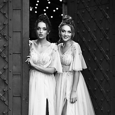 포토 JPG 해외이미지 백인 드레스 여자 행복 감정 유럽 여행 결혼 2 결혼식 흑백 사랑 이벤트 야외 두명 빛 뷰티 유행 문 놀람 봄 흰색 인사 오픈 클래식 우아함 은색 대문 과거 환영 스타일 해외포토 서양인 옷 계절 나라 컬러 컨셉 촬영기법 표정 사람 예절 파일형식 이미지허브