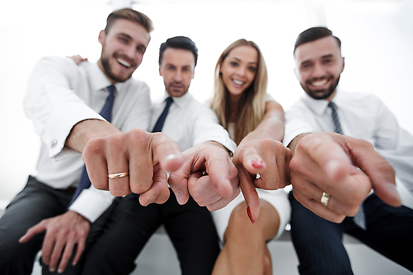 포토 JPG 해외이미지 서양인 여자 남자 협력 미소 정장 여러명 상반신 성인 가리킴 비즈니스맨 비즈니스우먼 동료 성인만 내려보기 해외포토 외국인 옷 다수 비즈니스 관계 모션 표정 사람 손짓 직장인 파일형식 이미지허브