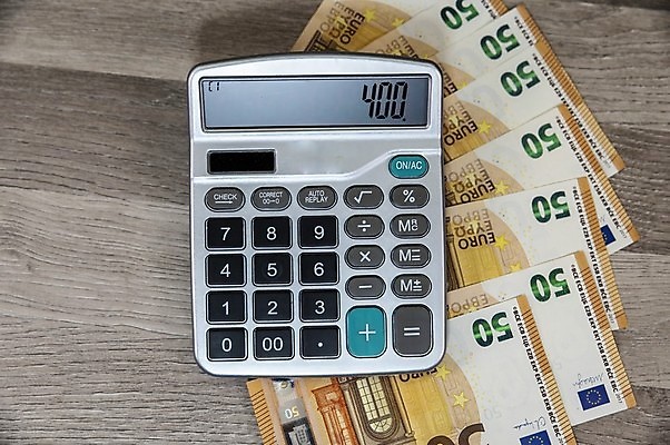 포토 JPG 해외이미지 알파벳 유럽 종이 백그라운드 컨셉 지폐 돈 비즈니스 성공 사람없음 초록색 금융 경제 컴퓨터 숫자 펜 동전 검은색 쪽지 저축 계산기 유로 흰색 재산 편지 심볼 오브젝트 계산서 대출 빚 세금 키패드 해외포토 문자 영어 나라 컬러 문구용품 전자제품 필기구 장비 파일형식 이미지허브