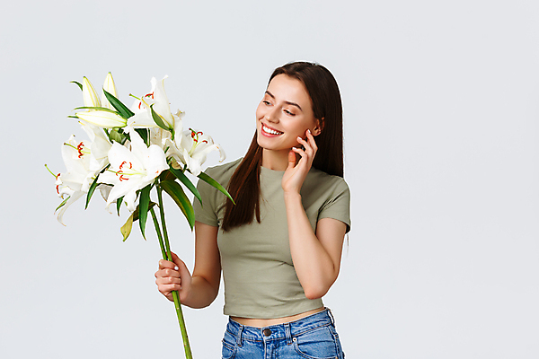 포토 JPG 해외이미지 응시 여자 꽃다발 실내 한명 미소 들기 상반신 성인 성인여자한명만 해외포토 1 시선 꽃 모션 표정 사람 내부 여자한명만 성인여자만 파일형식 이미지허브