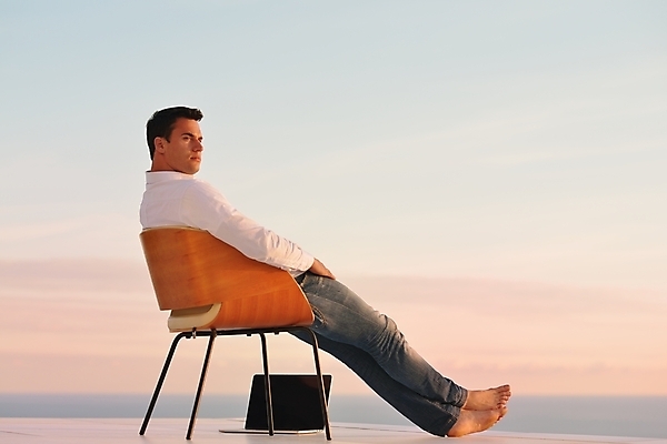 포토 JPG 해외이미지 전신 남자 의자 비즈니스 하늘 휴식 한명 앉기 성인 야외 옆모습 노트북 노을 자유 옥상 성인남자한명만 해외포토 자연요소 1 뷰포인트 가구 컨셉 모션 사람 전자제품 남자한명만 성인남자만 파일형식 이미지허브