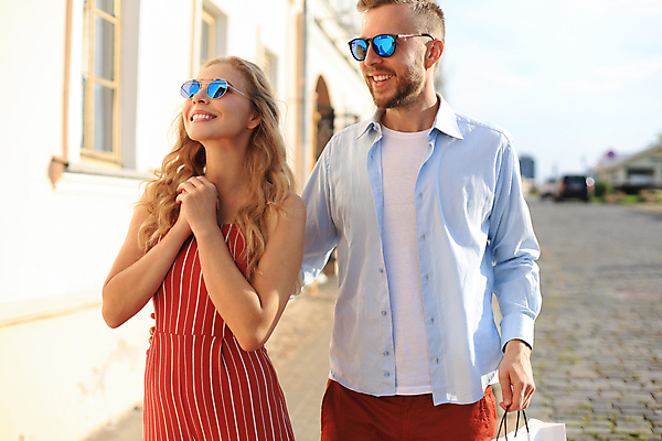 포토 JPG 해외이미지 커플 여자 남자 여행 들기 상반신 성인 야외 두명 선글라스 쇼핑백 즐거움 손모으기 성인만 해외포토 감정 안경 가방 관계 모션 사람 손짓 파일형식 이미지허브