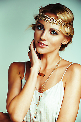 포토 JPG 해외이미지 모델 1 헤어스타일 드레스 여자 얼굴 포즈 친절 한명 사람 성인 금발 뷰티 유행 놀람 낭만 수확 골동품 흰색 반지 화려 재산 황금 고급 우아함 보석 그리스 부드러움 그리스인 고립 여신 진짜 스타일 해외포토 서양인 옷 감정 유럽 컬러 컨셉 농업 장신구 표정 신체부위 금융 감각 광석 파일형식 이미지허브