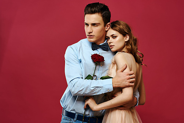 포토 JPG 해외이미지 백인 커플 여자 남자 포옹 들기 상반신 성인 두명 장미 낭만 우아함 성인만 해외포토 서양인 꽃 컨셉 관계 안기 모션 사람 파일형식 이미지허브