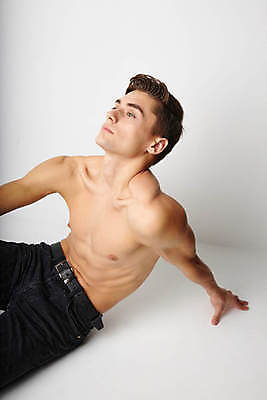 포토 JPG 해외이미지 백인 남자 포즈 실내 한명 앉기 상반신 성인 옆모습 흰배경 근육질 성인남자한명만 바디프로필 해외포토 서양인 1 뷰포인트 백그라운드 모션 근육 사람 내부 헬스 흰색 몸매 남자한명만 성인남자만 파일형식 이미지허브