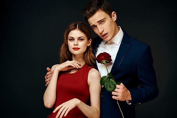 포토 JPG 해외이미지 백인 커플 여자 남자 포옹 들기 상반신 성인 두명 장미 낭만 우아함 성인만 해외포토 서양인 꽃 컨셉 관계 안기 모션 사람 파일형식 이미지허브