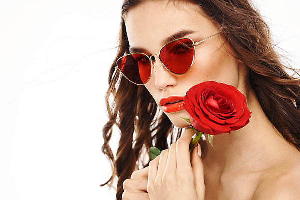 포토 JPG 해외이미지 백인 여자 포즈 한명 들기 상반신 성인 옆모습 선글라스 화장 뷰티 장미 성인여자한명만 해외포토 서양인 1 꽃 안경 뷰포인트 모션 사람 여자한명만 성인여자만 파일형식 이미지허브