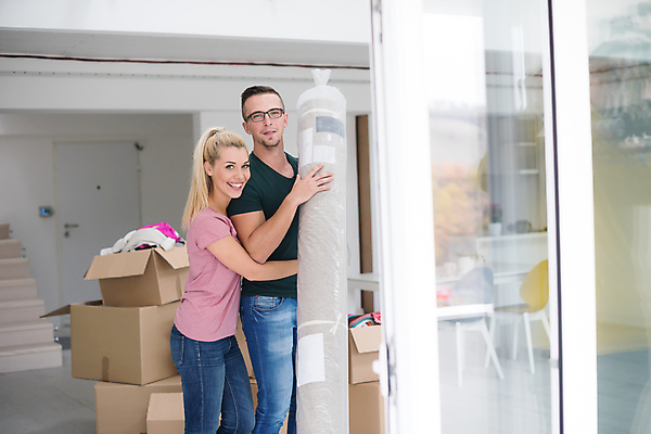 포토 JPG 해외이미지 여자 남자 행복 의자 안기 들기 상반신 성인 두명 옆모습 상자 계단 카펫 준비 이삿짐 성인만 해외포토 감정 뷰포인트 가구 모션 사람 이사 파일형식 이미지허브