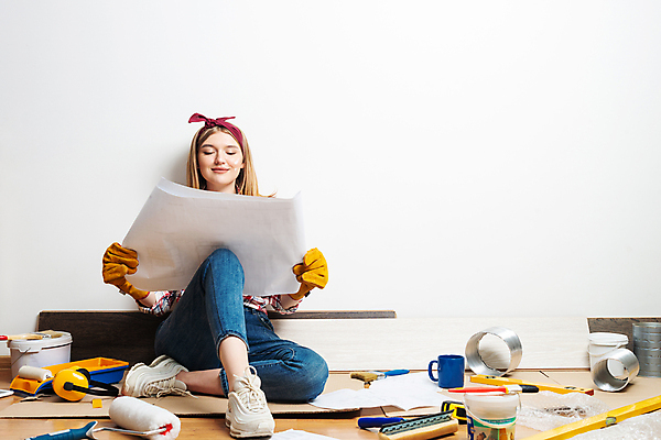 포토 JPG 해외이미지 전신 여자 장갑 한명 웃음 들기 앉기 성인 앞모습 인테리어 펼침 설계도 공구 페인트통 페인트붓 나무판자 페인팅도구 페인트롤러 셀프 리모델링 성인여자한명만 셀프인테리어 해외포토 1 디자인 잡화 뷰포인트 모션 건설업 통 표정 사람 목재 페인트 도구 붓 여자한명만 성인여자만 파일형식 이미지허브