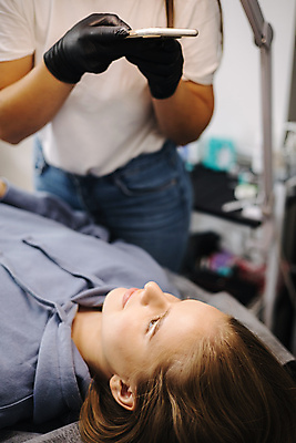 포토 JPG 해외이미지 백인 모델 직업 손 여자 얼굴 파도 백그라운드 가면 사람 성인 두명 치료 뷰티 유행 상점 페인트 화장품 공구 업무 확대 미용사 속눈썹 서비스 리프트 주인 순서 돌봄 방법 스타일 신청 해외포토 서양인 바다 의학 모션 신체부위 도구 작업 눈썹 파일형식 이미지허브