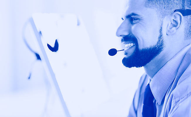 포토 JPG 해외이미지 백인 직업 1 남자 행복 컨셉 인터넷 비즈니스 통신 직장 실내 대화 한명 사람 성인 노트북 스마트폰 컴퓨터 사무실 검은색 헤드폰 업무 도움 비즈니스맨 중앙 전화기 책상 서비스 텔레마케팅 정중 지원 헬프 해외포토 서양인 감정 컬러 음향기기 가구 회사 말하기 내부 전자제품 핸드폰 스마트기기 작업 직장인 서비스업 파일형식 이미지허브