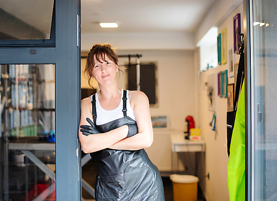 포토 JPG 해외이미지 응시 여자 실내 한명 상반신 성인 앞모습 아웃포커스 문 팔짱 기댐 앞치마 애견미용 애견미용사 성인여자한명만 해외포토 1 시선 뷰포인트 모션 촬영기법 사람 내부 뷰티 미용사 여자한명만 성인여자만 파일형식 이미지허브