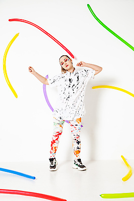 포토 JPG 해외이미지 모양 디자인 응시 옷 여자 선 벽 상상 미술 한명 서기 옆모습 장식 세로 컬러풀 유행 축제 페인트 활발 흰색 직물 얼룩 시원함 흰배경 심플 개성 풍선 강렬 평야 스타일 해외포토 1 시선 뷰포인트 컬러 백그라운드 컨셉 모션 자연 문화예술 사람 파일형식 이미지허브