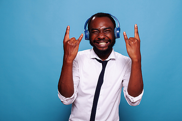 포토 JPG 해외이미지 남자 실내 한명 상반신 성인 앞모습 음악감상 성인남자한명만 해외포토 1 뷰포인트 사람 내부 감상 남자한명만 성인남자만 파일형식 이미지허브