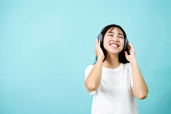 포토 JPG 해외이미지 행복 음악 이어폰 백그라운드 한명 미소 10대 헤드폰 듣기 무선전화기 오디오 해외포토 1 감정 음향기기 모션 청소년 문화예술 표정 사람 전자제품 전화기 파일형식 이미지허브