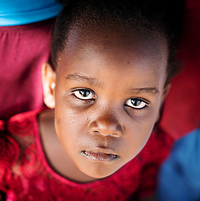 포토 JPG 해외이미지 나무 라이프스타일 헤어스타일 여자 딸 행복 얼굴 어린이 아프리카 거리 한명 사람 야외 초록색 유행 귀여움 검은색 어둠 기쁨 표현 닫기 탄자니아 브라질사람 해외포토 식물 1 감정 나라 컬러 컨셉 가족 모션 생활 신체부위 파일형식 이미지허브